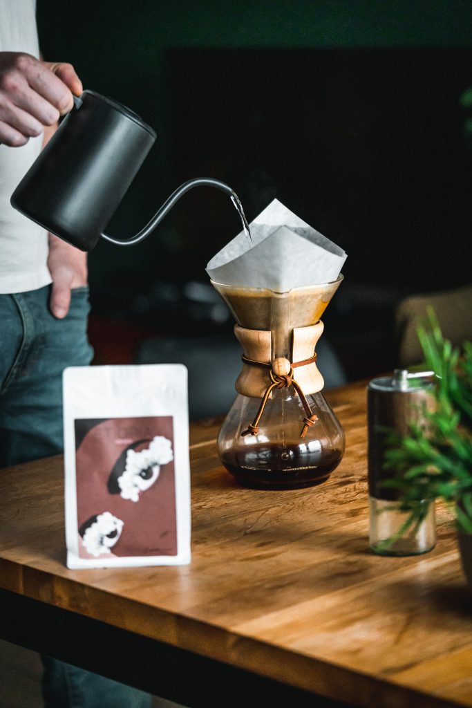 Fotografia kulinarna dla producentów kawy i sprzętów do parzenia kawy V60 dripper chemex
