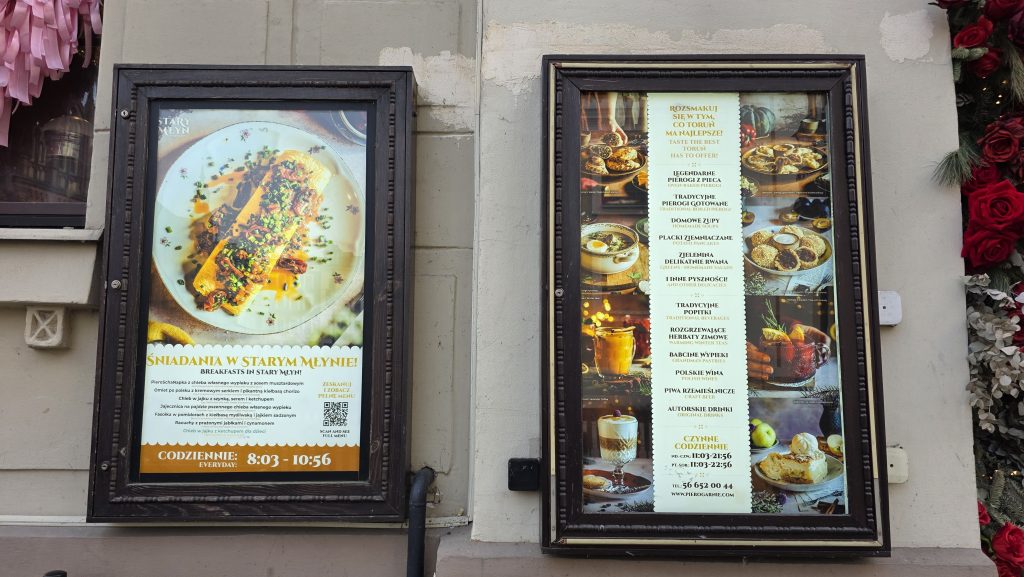 Aranżowane zdjęcia do menu restauracji na plakacie przy wejściu do lokalu